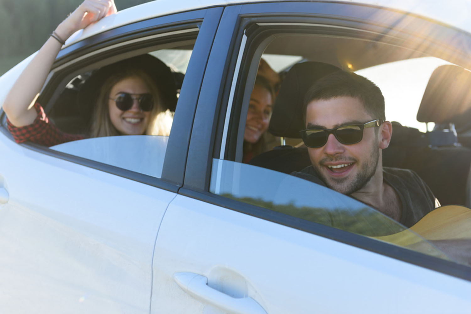 Junge Leute im Auto