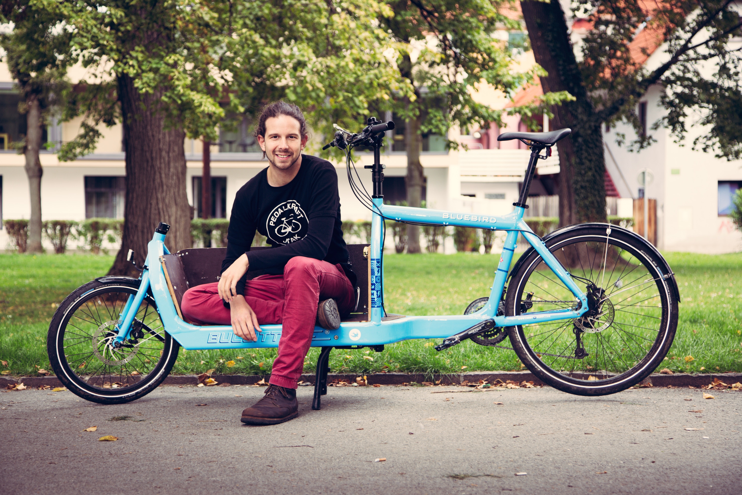 Daniel Kofler sitzt auf einem Fahrrad
