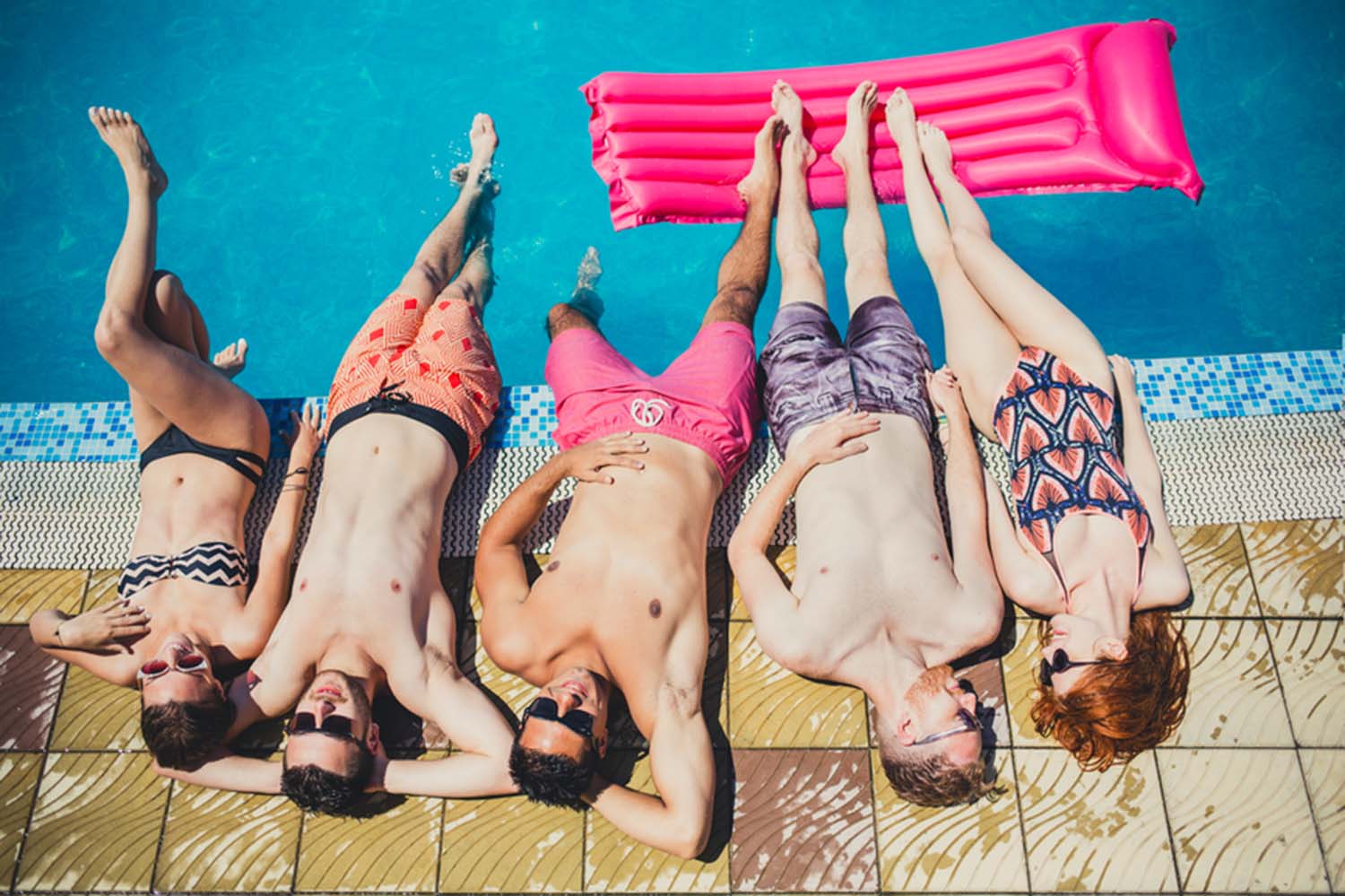 Freunde im Freibad