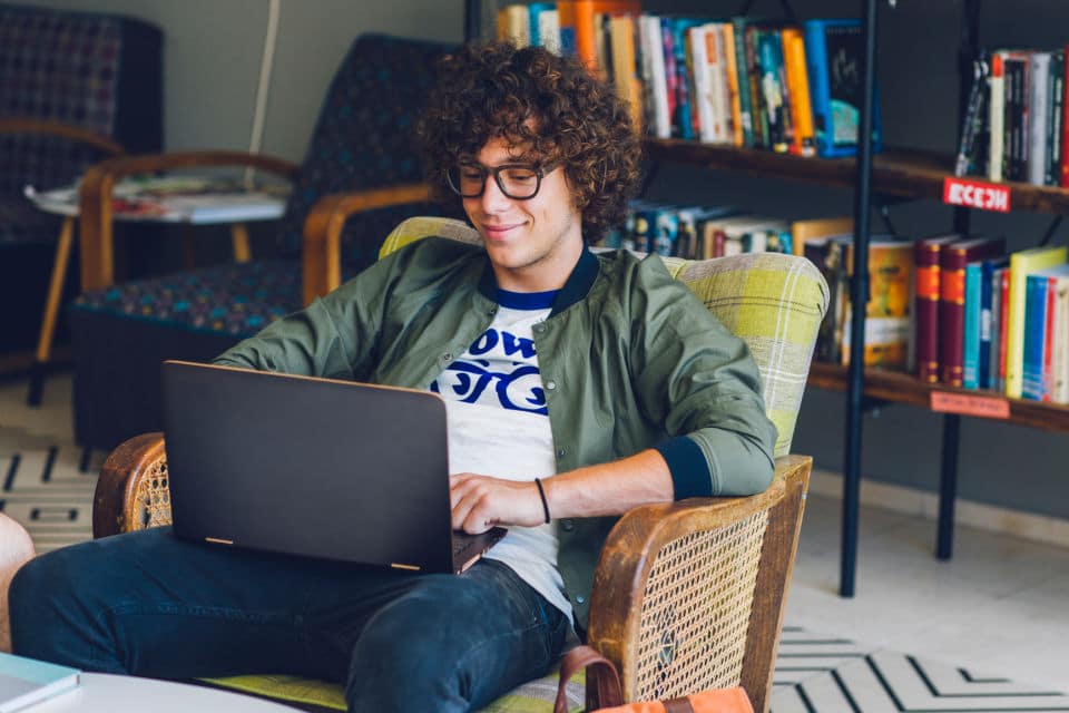 Junge mit Laptop