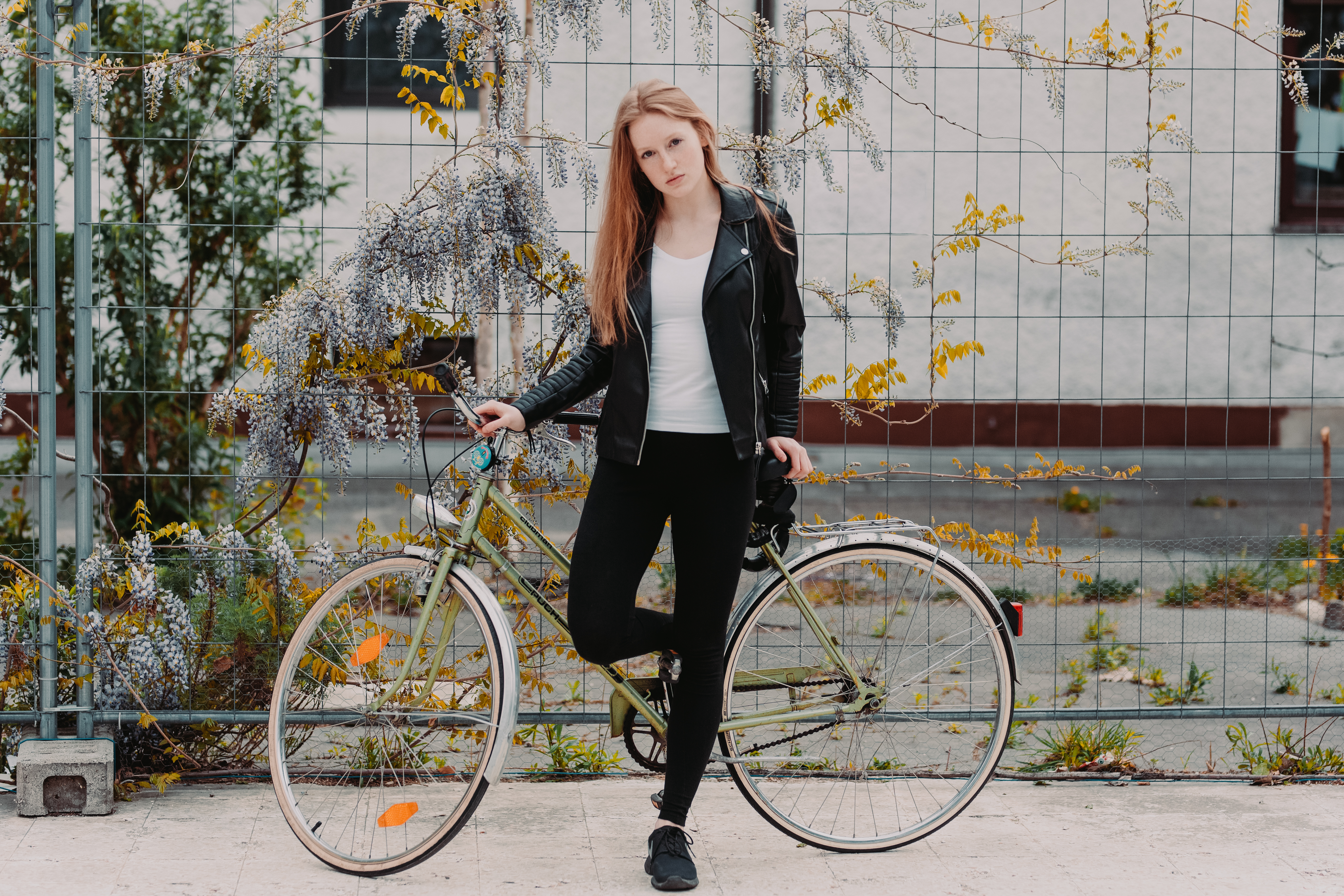 Junge Frau mit altem Puch-Fahrrad
