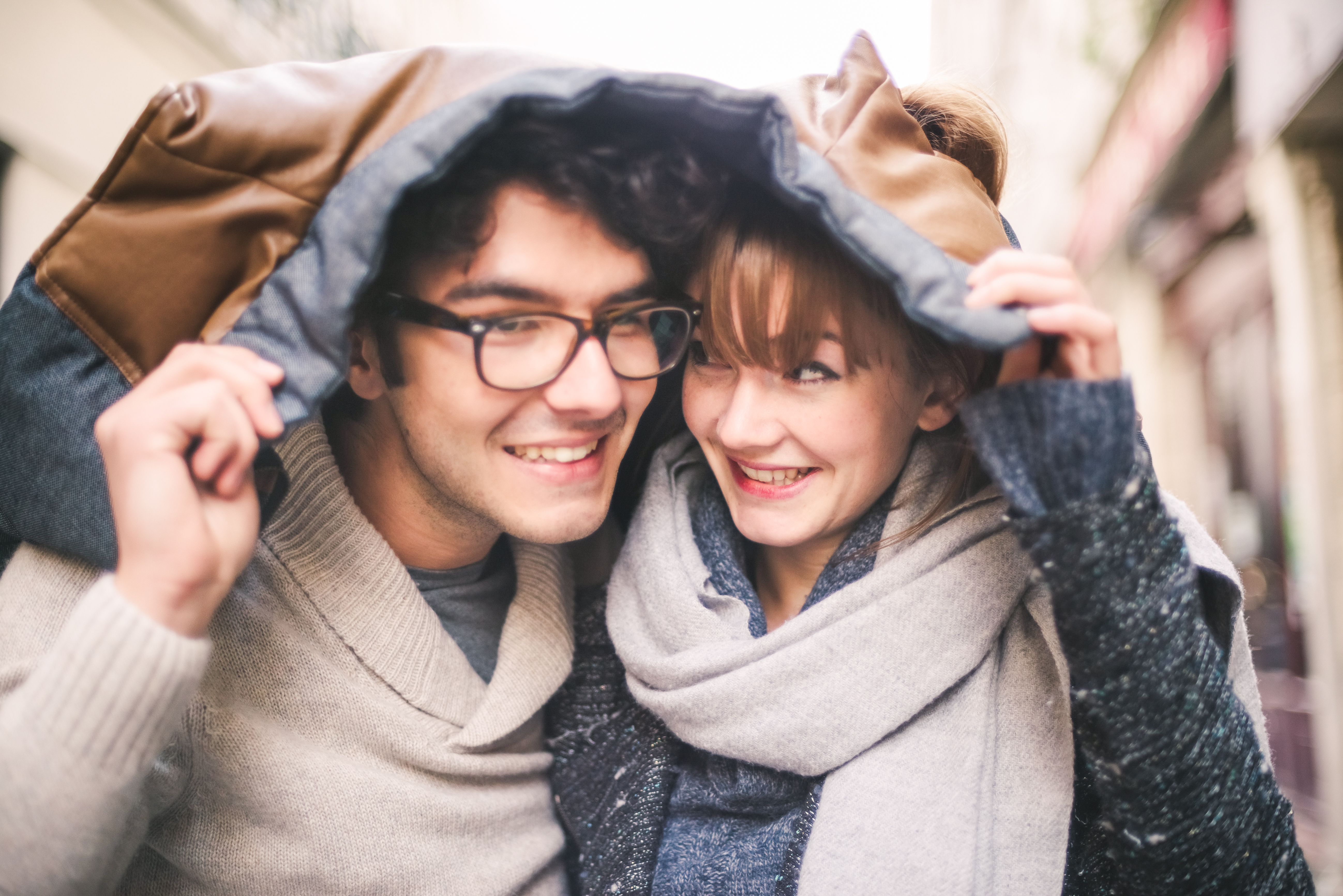 Pärchen unter einer Jacke