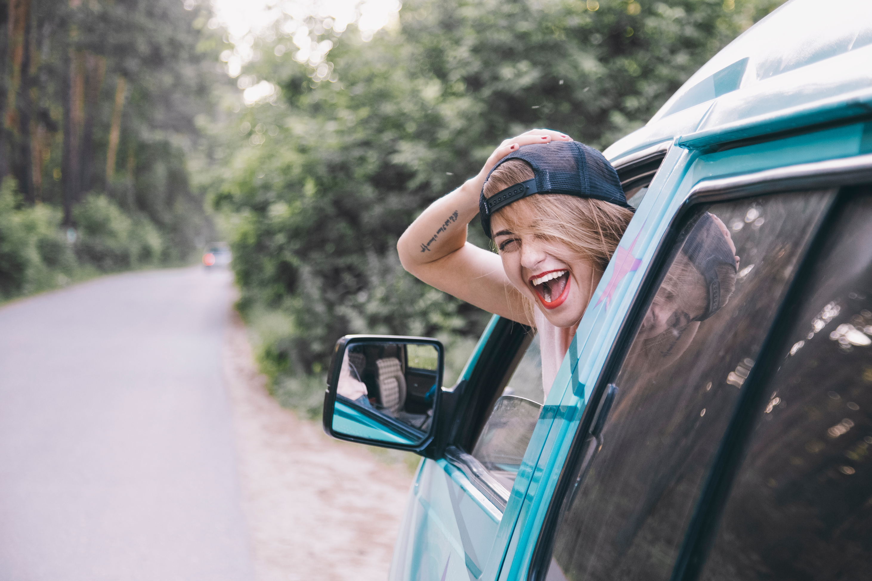 Junge Frau in einem alten VW Bus