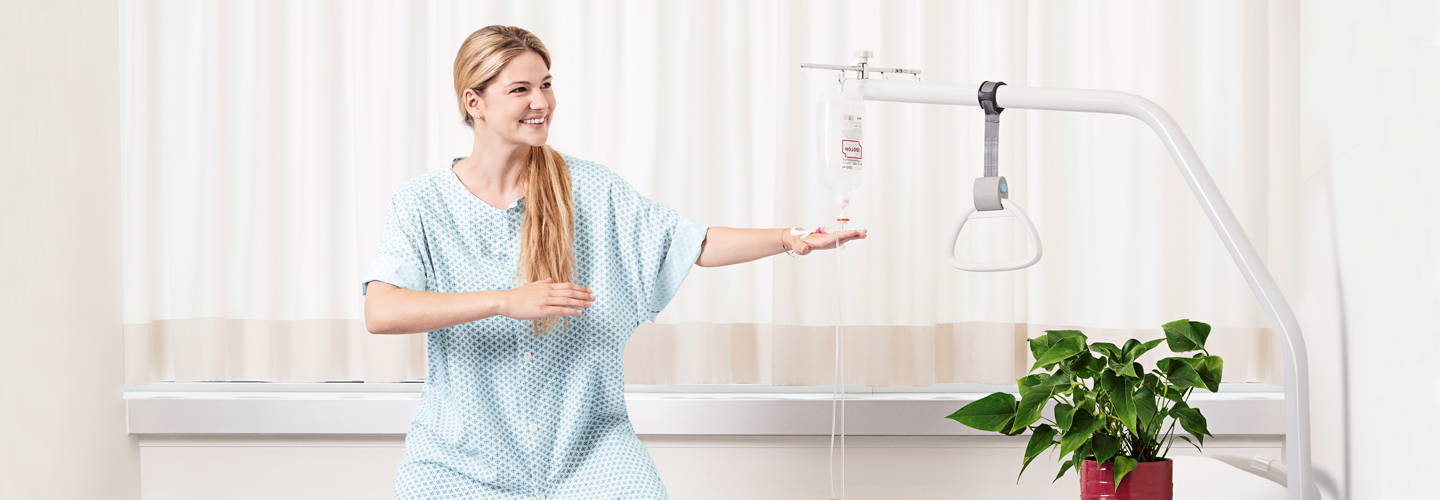 Mädchen steht am Krankenbett