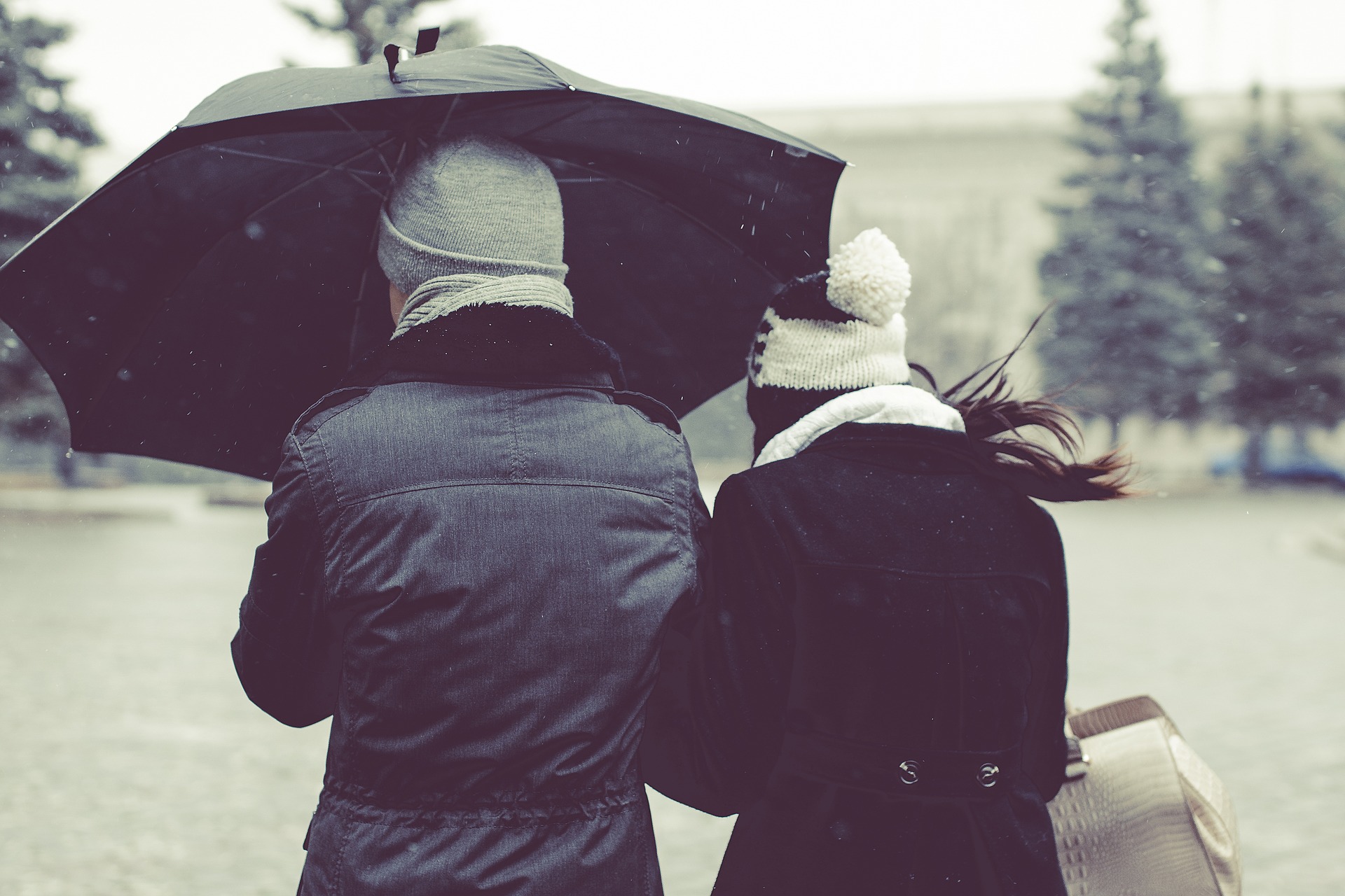 Pärchen im Regen mit Schirm