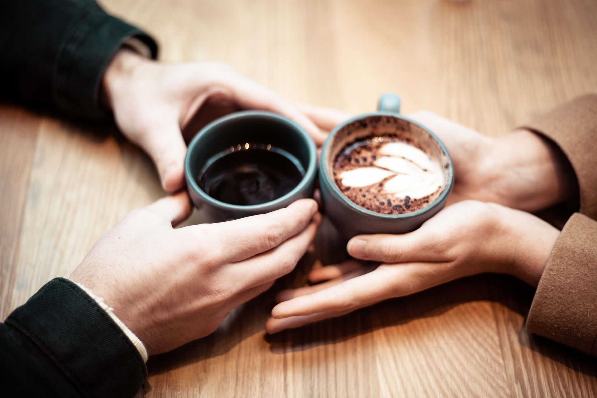 Pärchen trinkt gemeinsam Kaffee