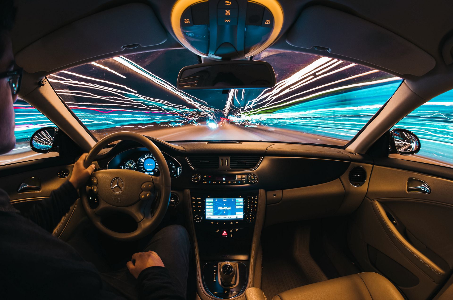 Mann im Auto