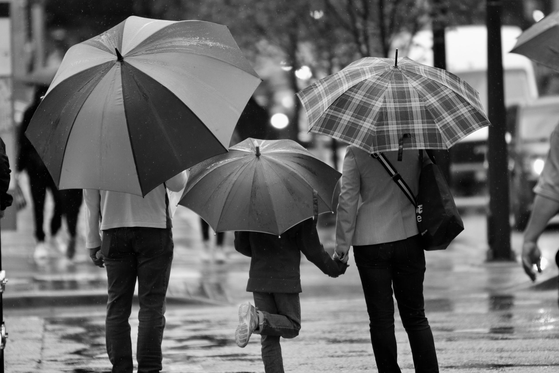 Familie mit Regenschirmen