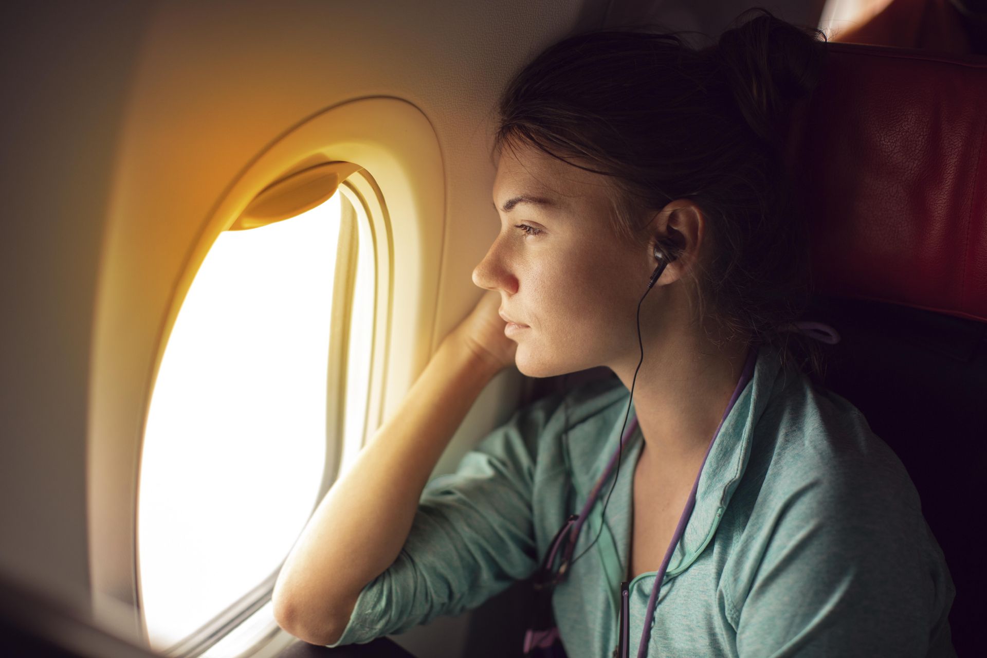 Frau im Flugzeug