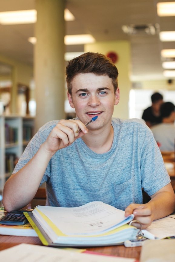 Junge mit Stift in der Hand