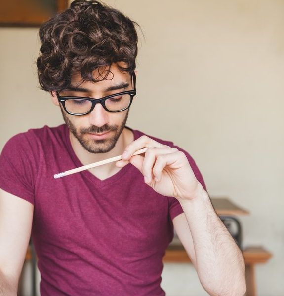 Junge mit Stift in der Hand