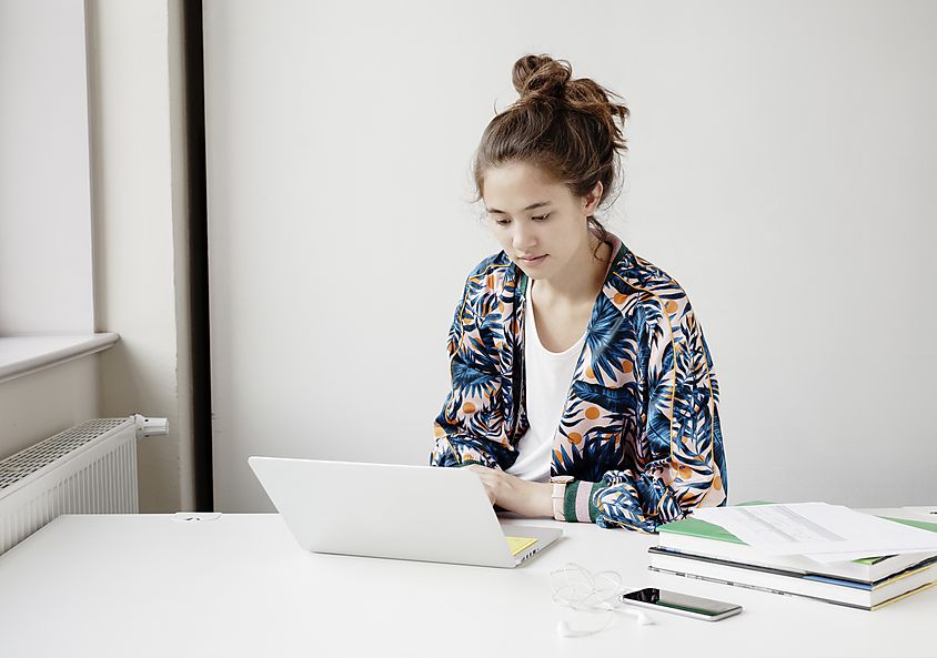 Mädchen vor Laptop