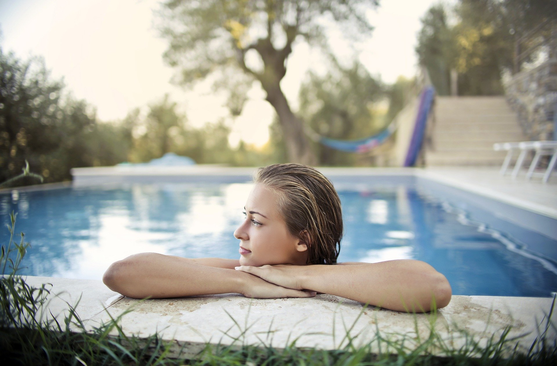 Frau im Pool
