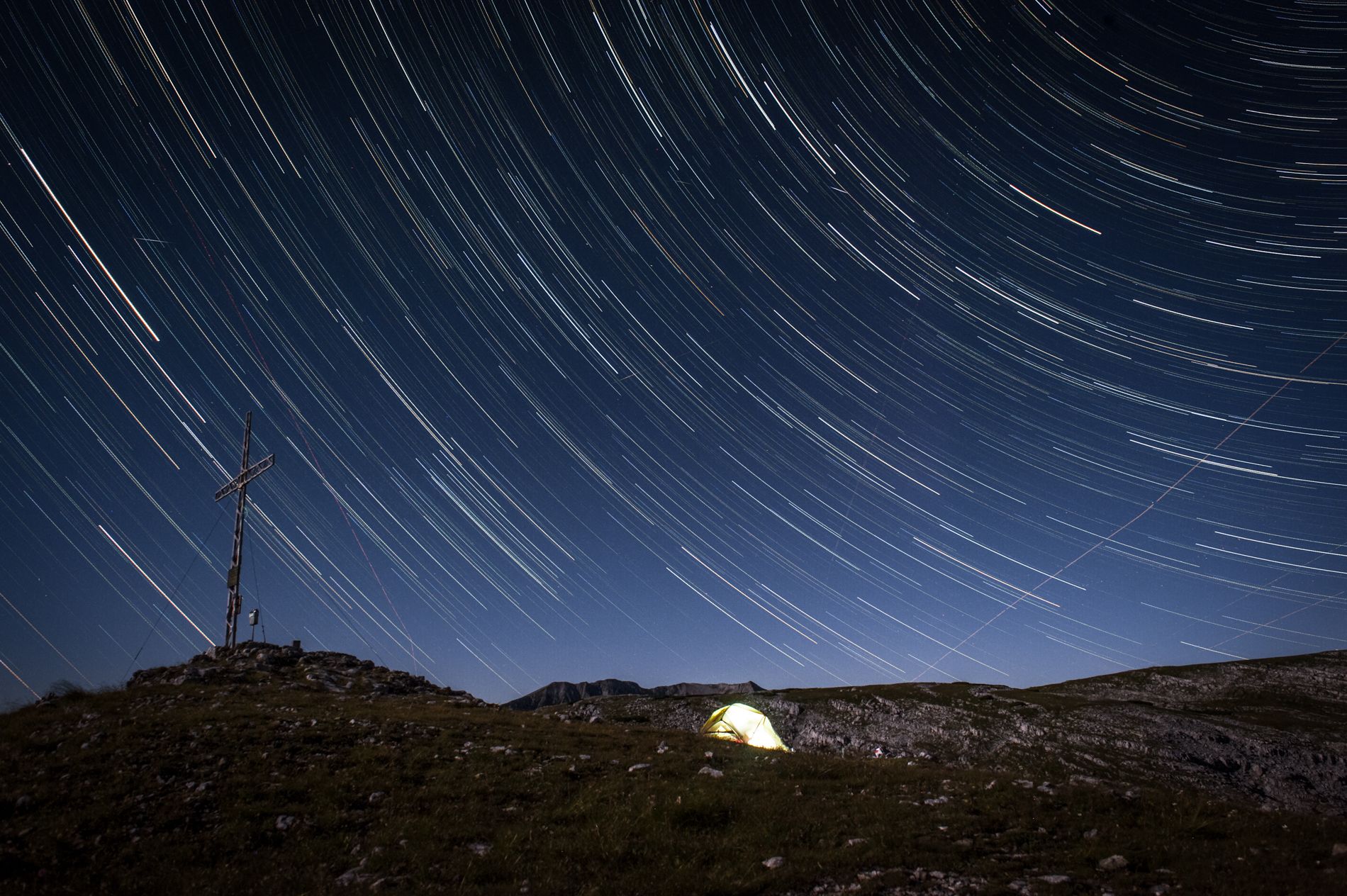Zelt am Berggipfel unter Sternenhimmel