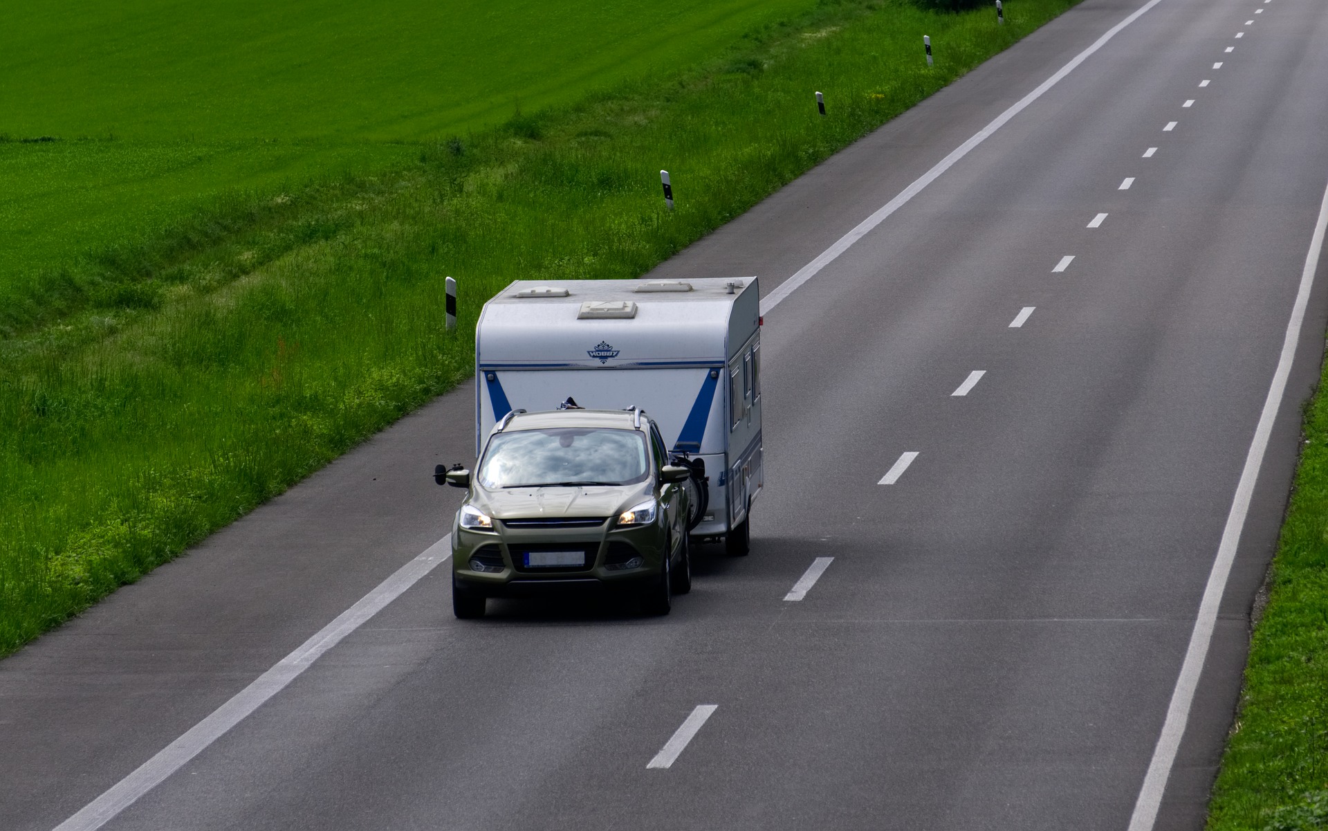 Auto mit Wohnwagen-Anhänger