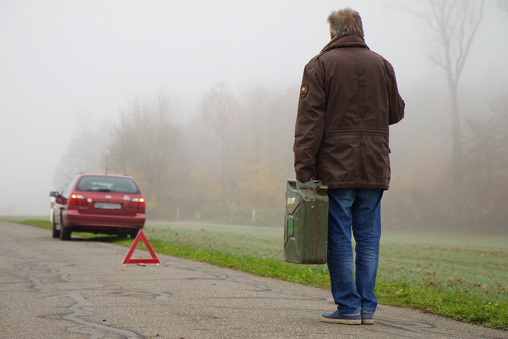 Mann steht auf Straße