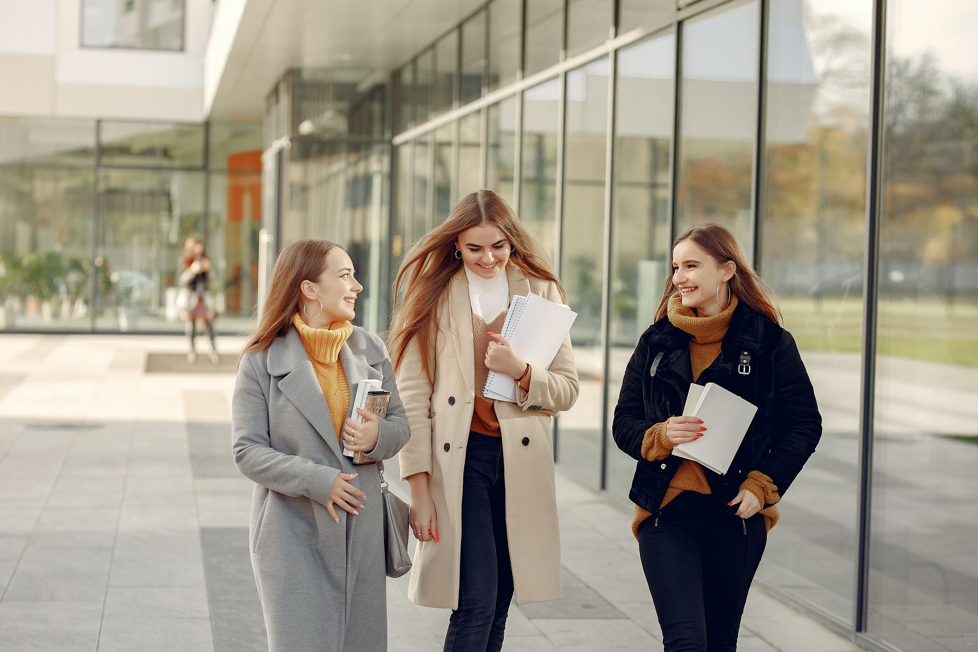 3 Mädchen auf dem Weg zur Uni