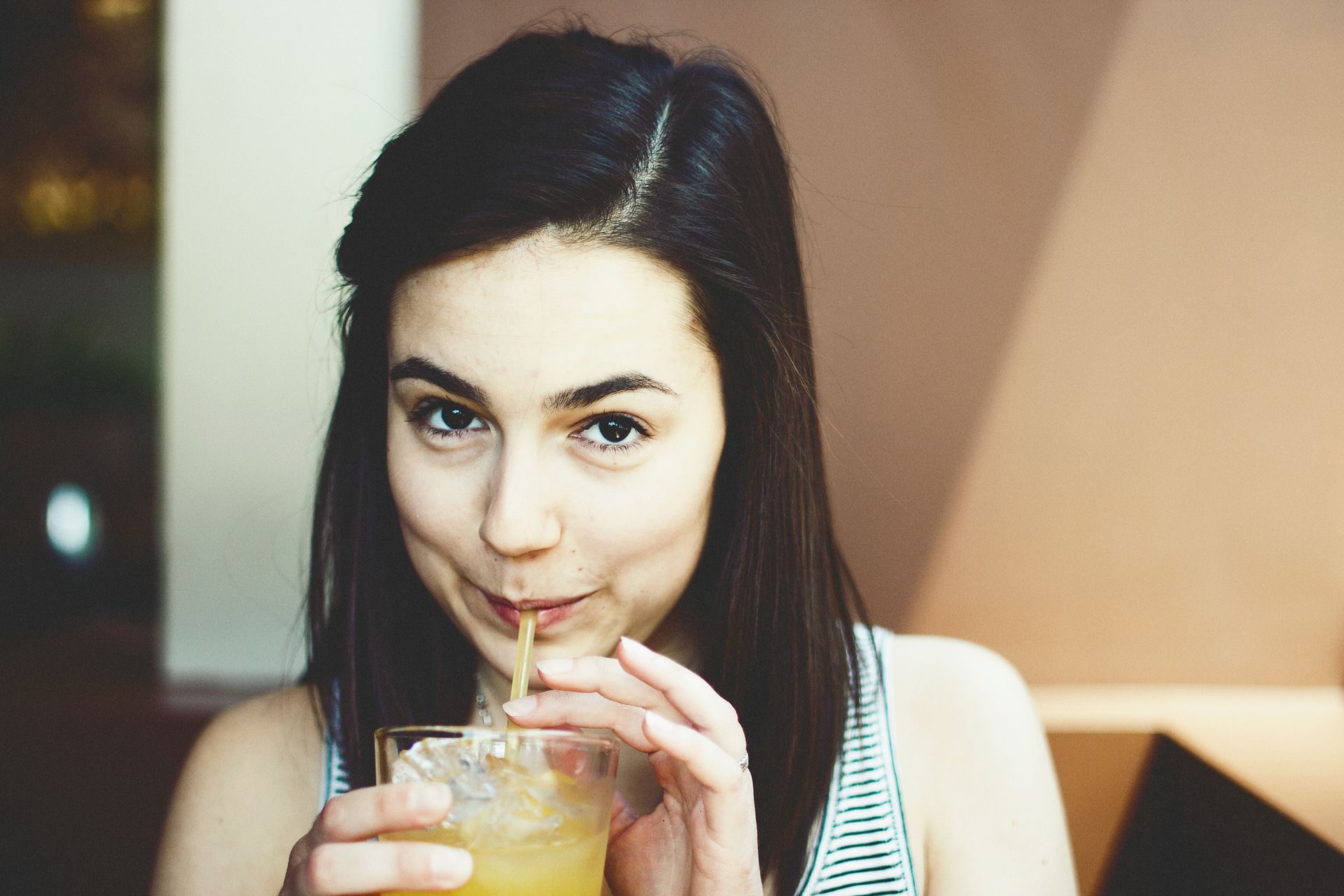 Mädchen trinkt eine Limonade