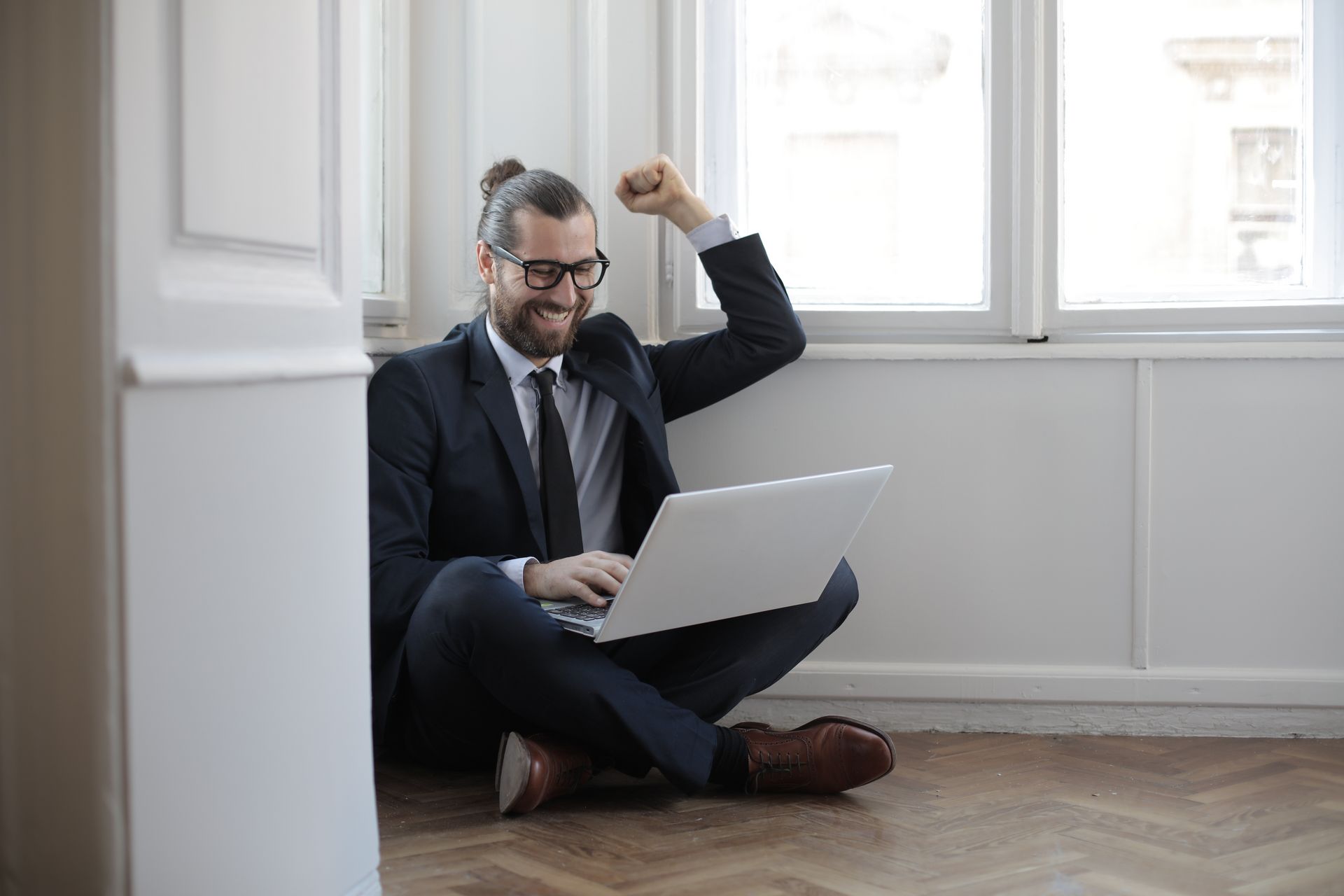 Team arbeitet im Büro