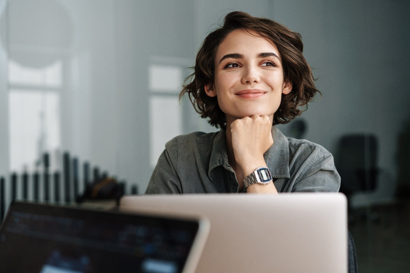 Frau vor Laptop am Arbeitsplatz