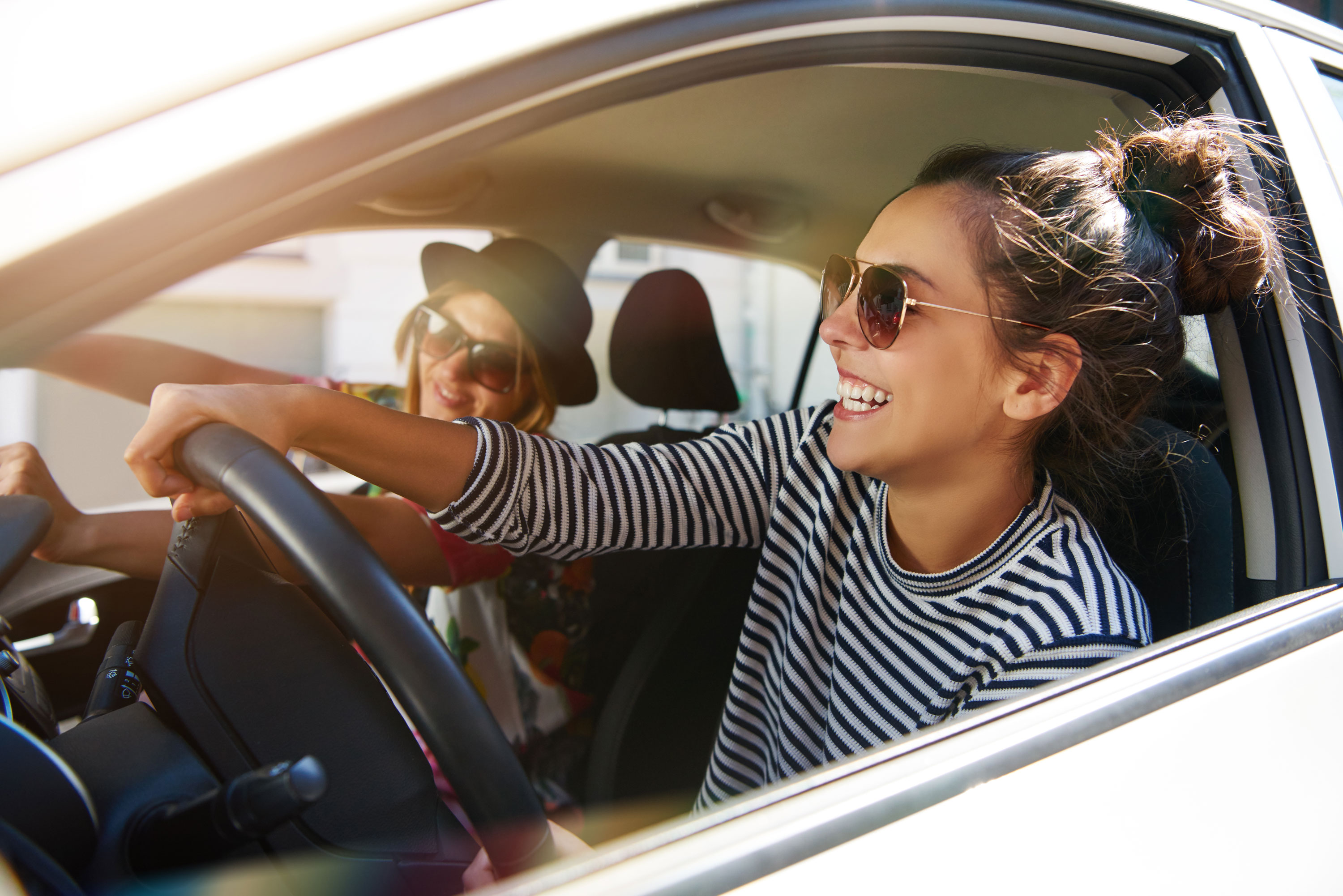 Zwei Frauen im Auto