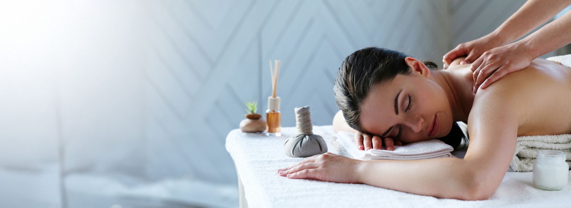 Mann und Frau im Wellnessbereich oder in einer Therme