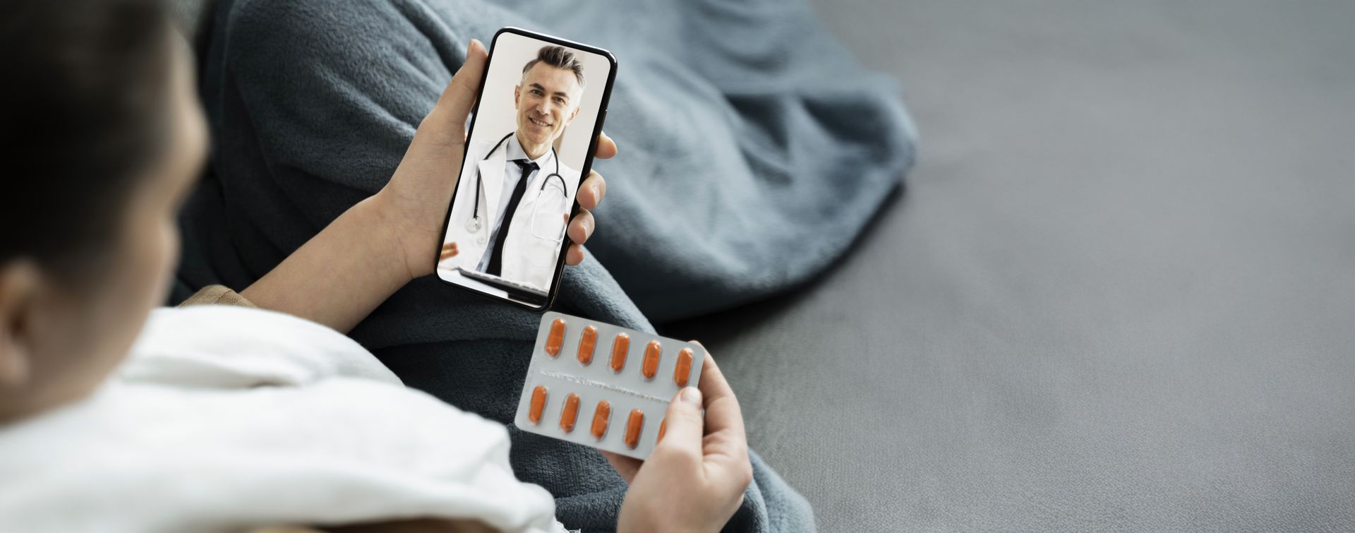 Patientin im Videocall mit einem Arzt