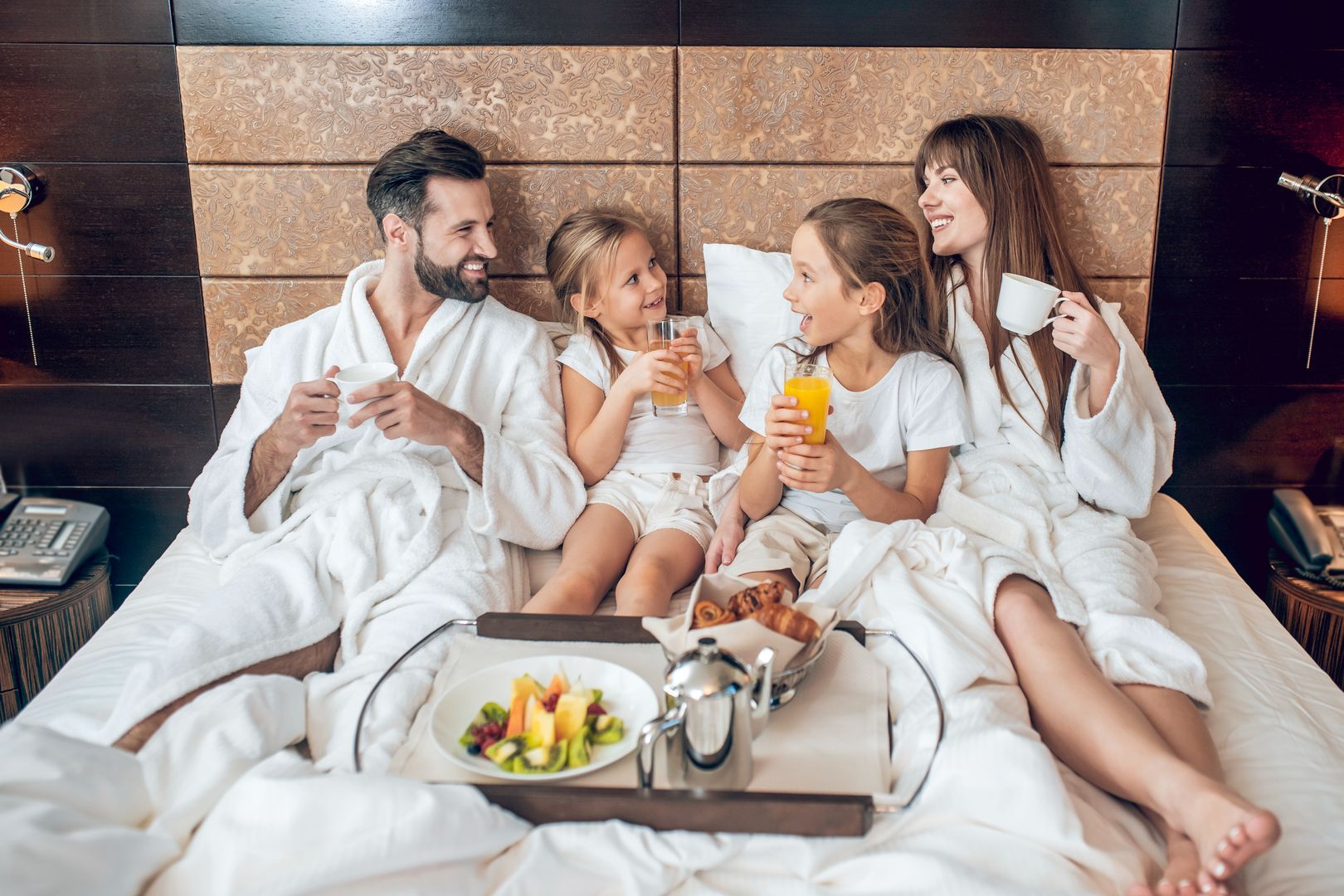Familie frühstückt im Bett