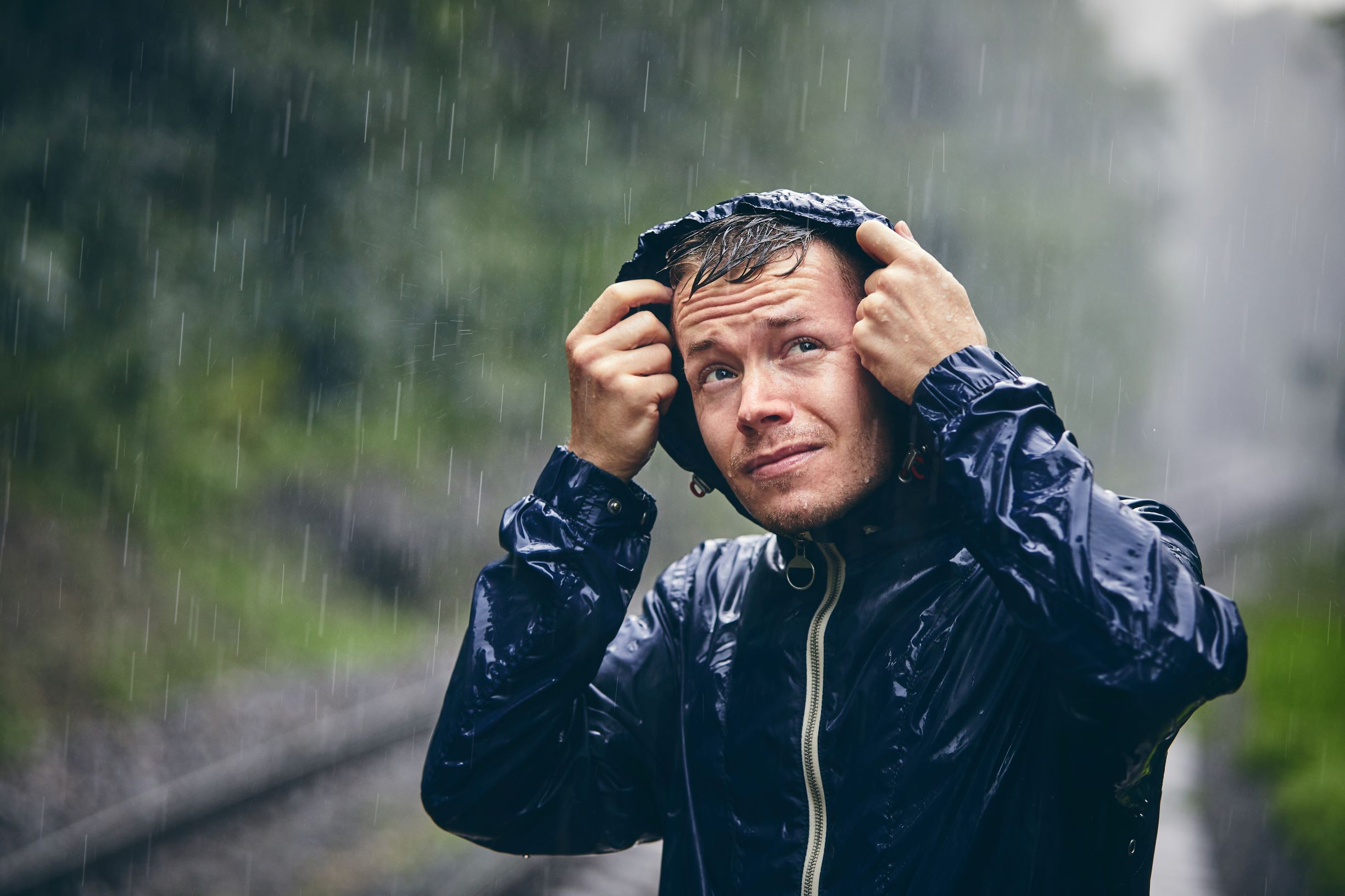 Mann im Regen