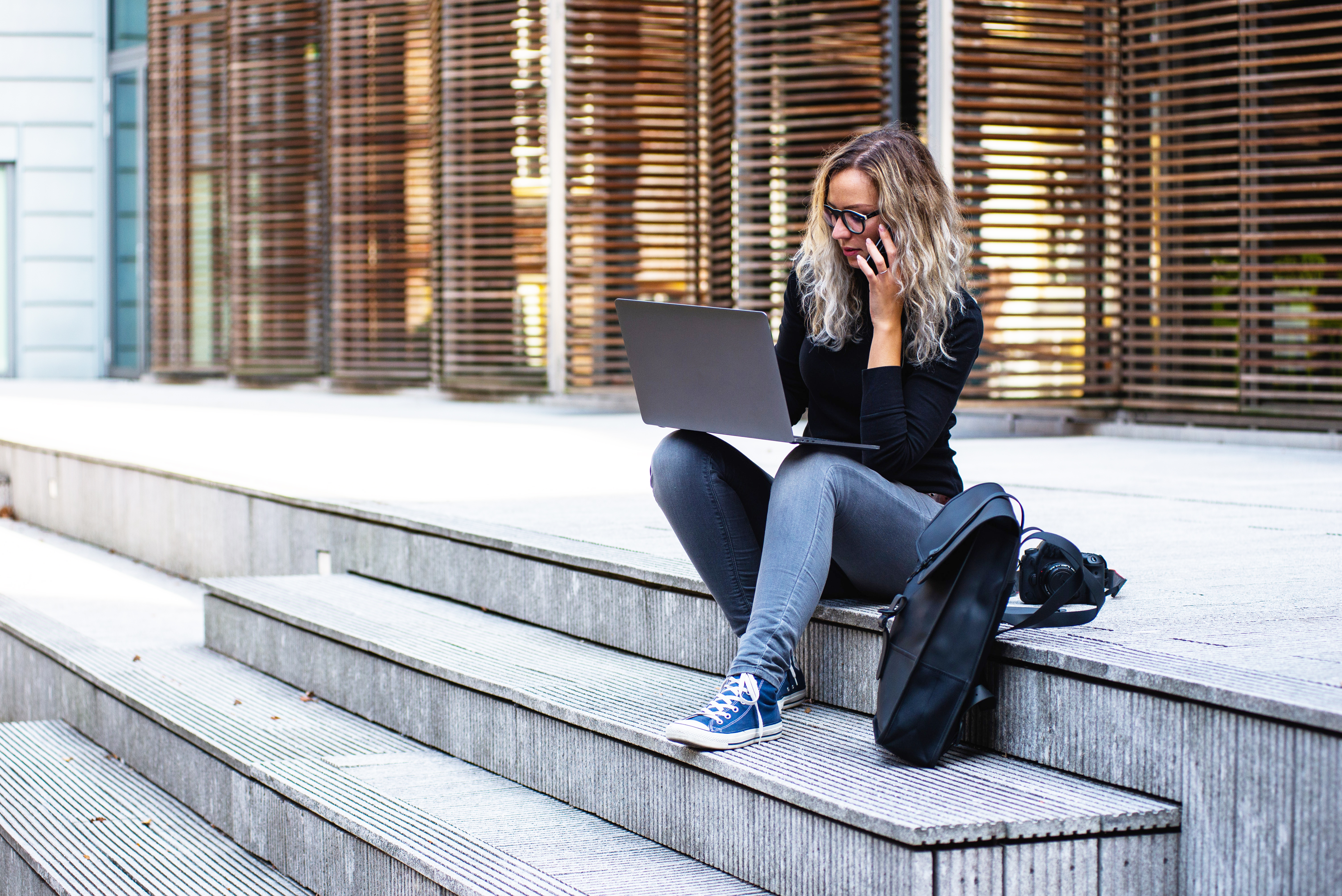 Junge Frau mit Laptop