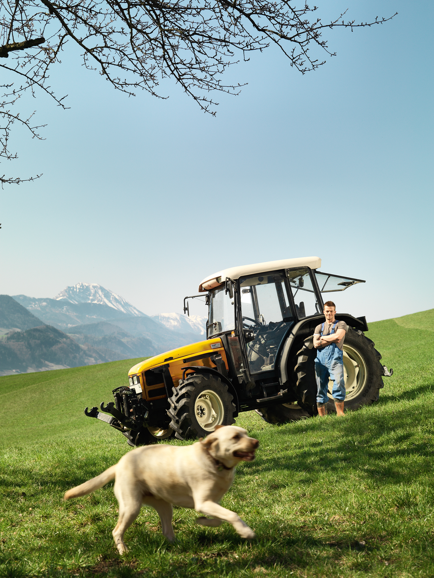 GRAWE AGRAR Farmer in front of a yellow tractor