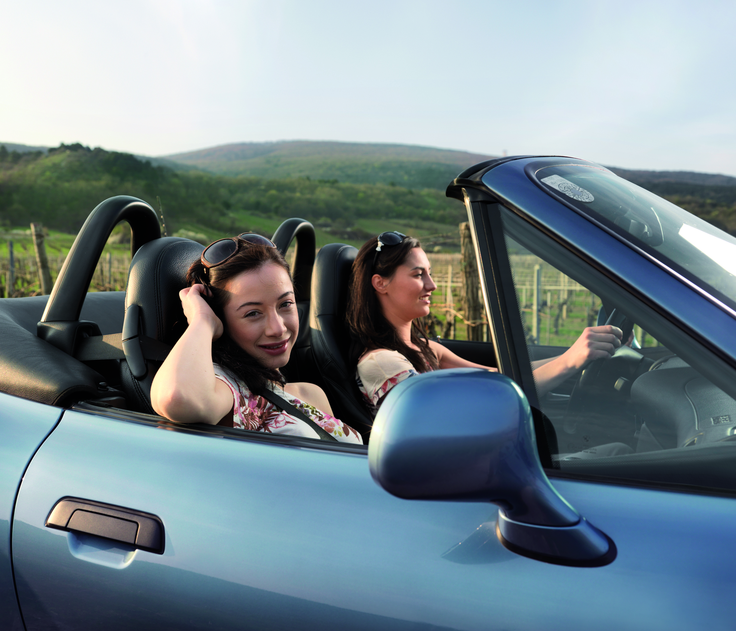 Motor vehicle Two women in cabrio