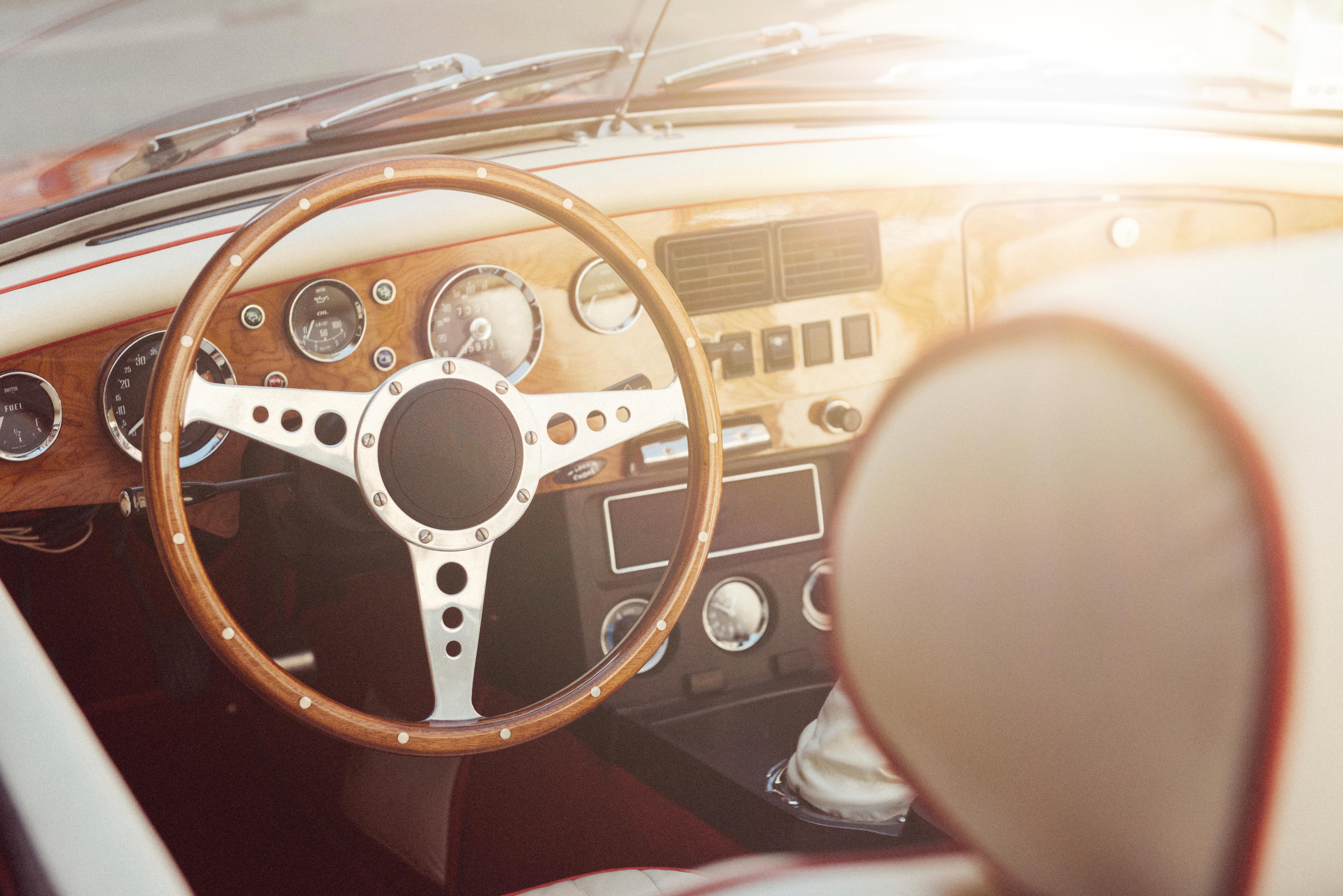 GRAWE Kfz-Versicherung Blick in ein Oldtimer-Cockpit