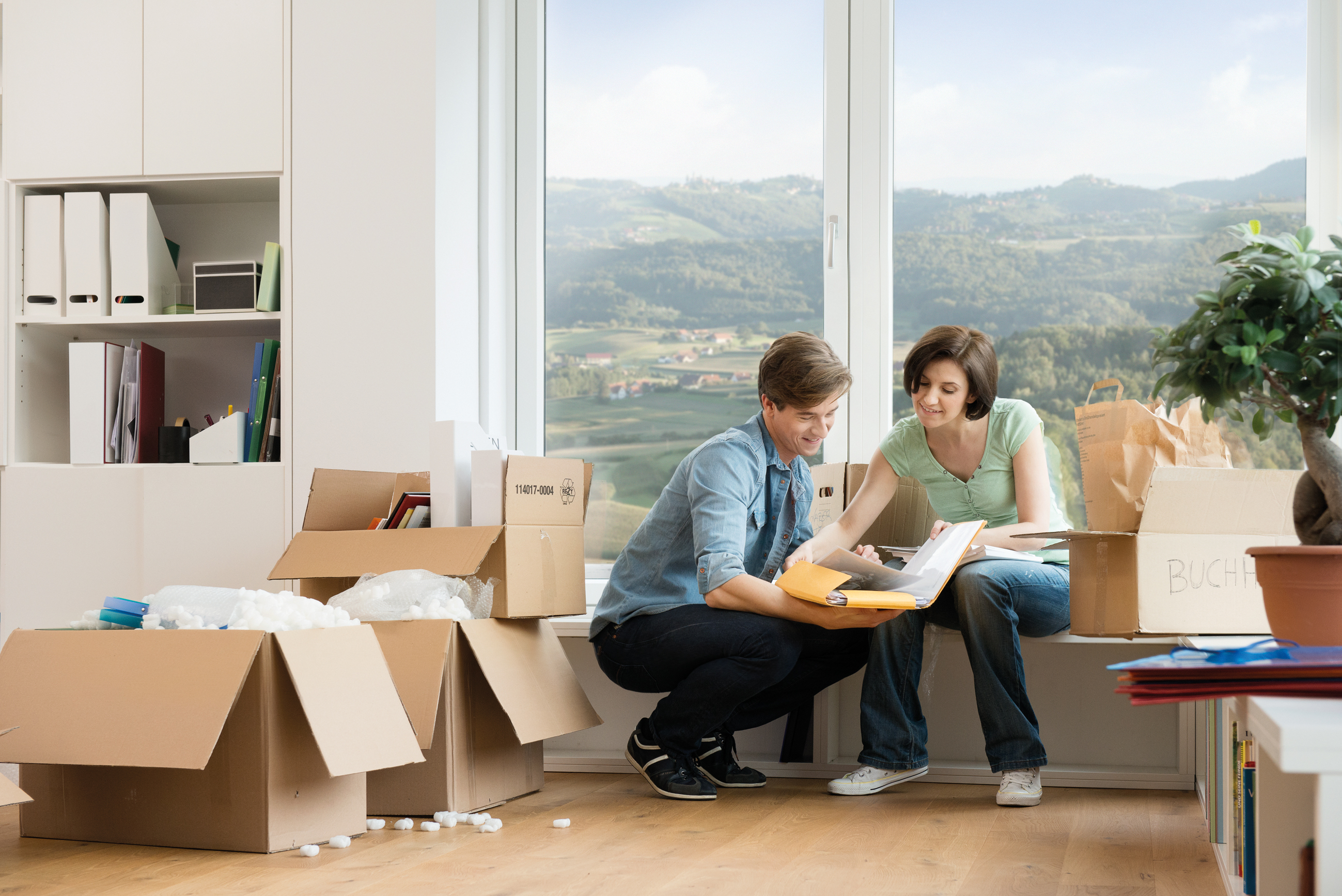 Paerchen packt Umzugskartons aus