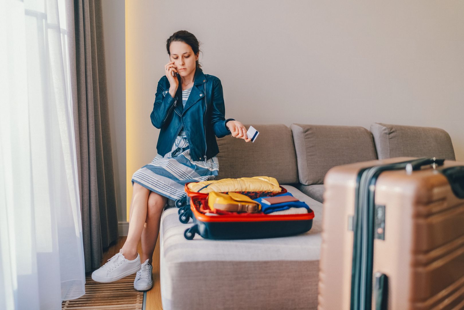 Frau auf dem Sofa am Telefon